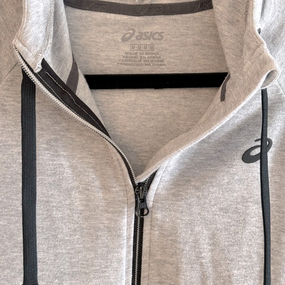 ASICS Athletic full zip up long sleeve top with pockets.
EUC Size Medium - Picture 10 of 14